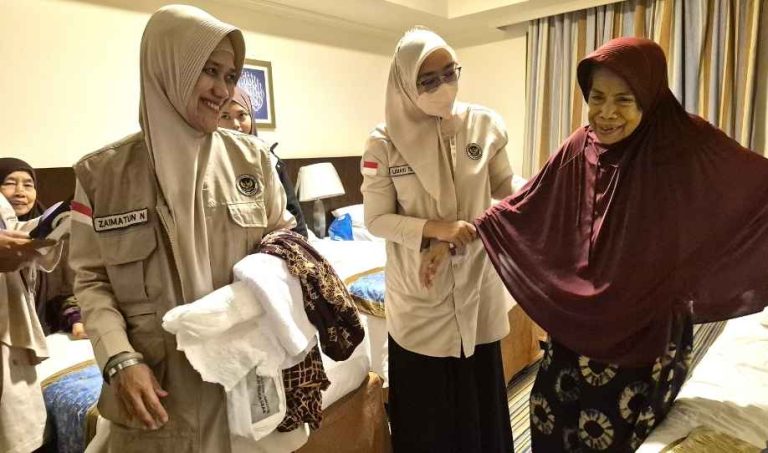 Jemaah Haji Lansia Terima Layanan Pendampingan di Hotel Hingga Fasilitasi Komunikasi Keluarga
