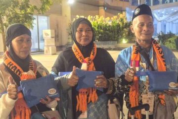 Jemaah Haji Surabaya Kloter 32 Tiba di Madinah Terima Travel Kit dari Wapres