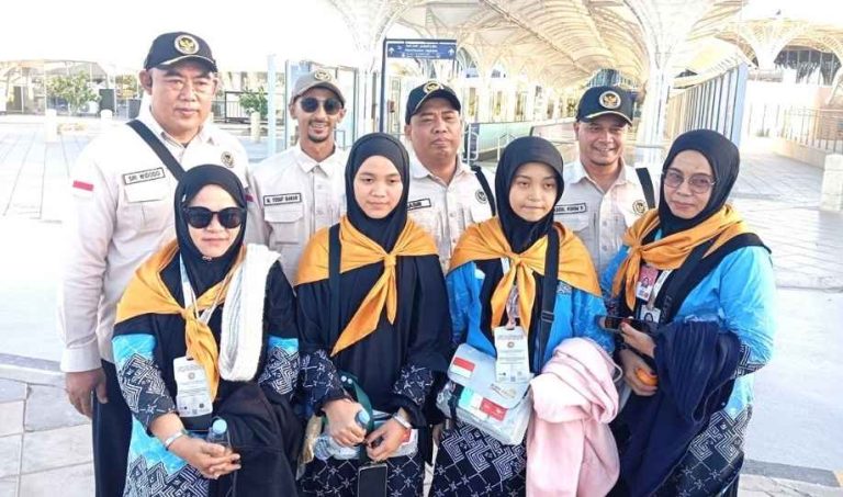 Lima Jam Tertahan di Imigrasi, Dua Haji Remaja Kalteng Ini Akhirnya Tersenyum