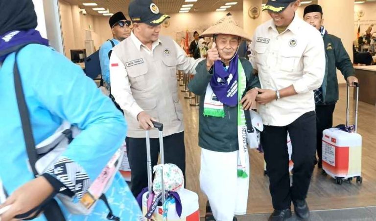 Doa Petani Bercaping Rajah Menggedor Arys dari Masjid Quba di Madinah