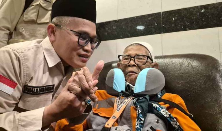 Di Usia 103 Tahun Mbah Mardijiyono Naik Haji Seorang Diri