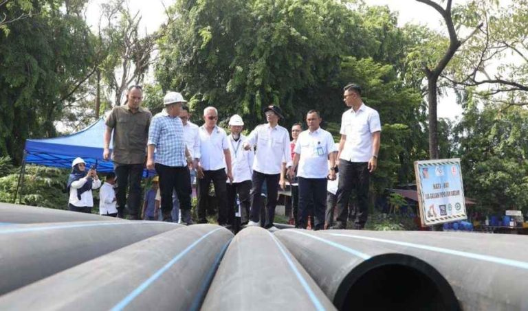 Amsakar Achmad Tinjau Pengerjaan Pemasangan Jaringan Pipa Distribusi Air Minum