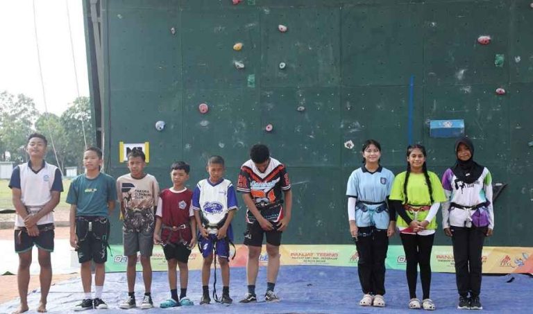Atlet Muda Batam Unjuk Kemampuan di Seleksi O2SN Panjat Tebing