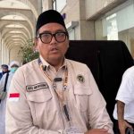 Petugas Amankan Koper Jemaah Haji Sebelum Pemberangkatan ke Makkah