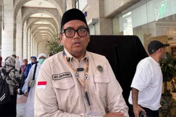 Petugas Amankan Koper Jemaah Haji Sebelum Pemberangkatan ke Makkah