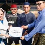Li Claudia Serahkan Hewan Kurban Presiden Prabowo di Masjid Agung Raja Hamidah