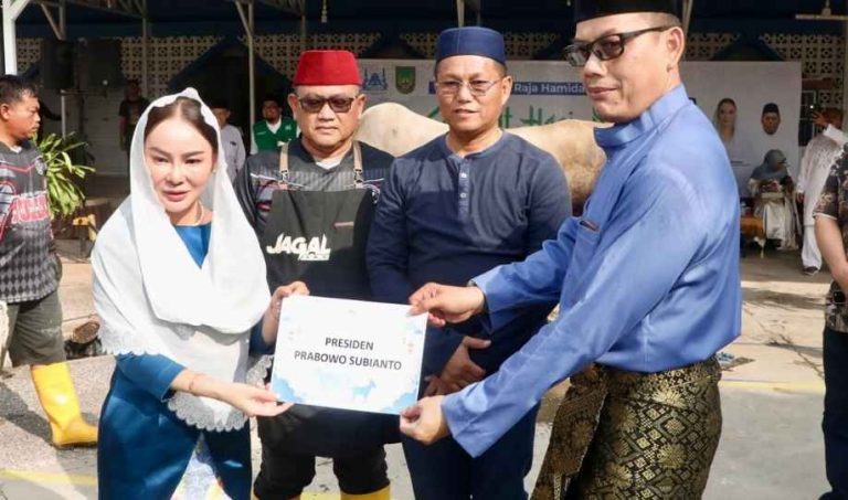 Li Claudia Serahkan Hewan Kurban Presiden Prabowo di Masjid Agung Raja Hamidah