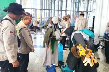 Jurus Jemaah Haji Madura Loloskan Oleh Oleh untuk Sanak Saudara