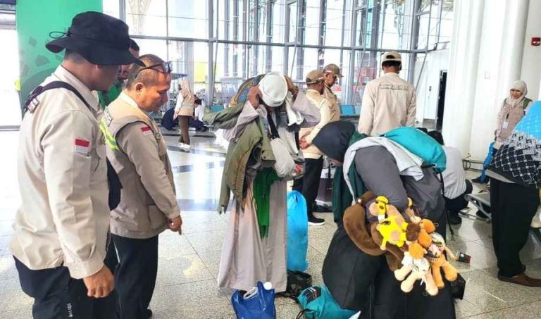 Jurus Jemaah Haji Madura Loloskan Oleh Oleh untuk Sanak Saudara