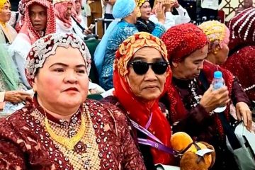 Saat Busana Khas Jemaah Haji Sulsel Tarik Perhatian di Bandara Jeddah, Menhaj Sebut Tradisi Unik