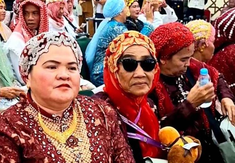 Saat Busana Khas Jemaah Haji Sulsel Tarik Perhatian di Bandara Jeddah, Menhaj Sebut Tradisi Unik
