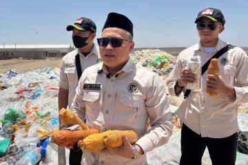 Sidak Gudang Logistik, Kadaker Madinah Temukan Ribuan Botol Zamzam Sitaan