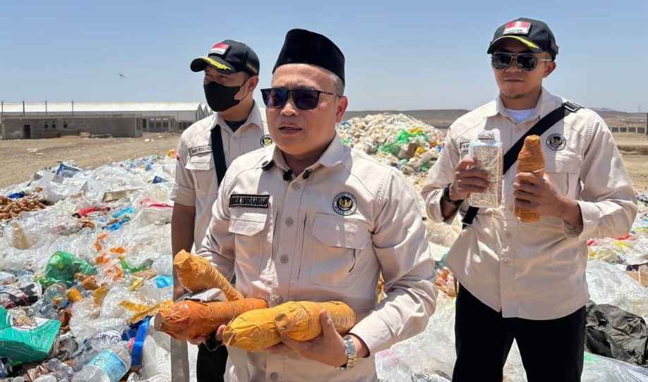 Sidak Gudang Logistik, Kadaker Madinah Temukan Ribuan Botol Zamzam Sitaan