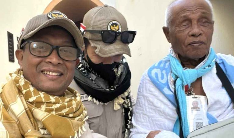 Cahaya Tak Kunjung Padam Tuntun Mbah Sarjo Raih Ridho Ilahi di Tanah Suci