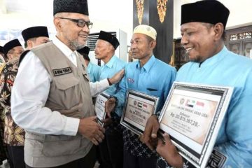 Menhaj Salurkan Bantuan dari Uni Emirat Arab untuk 17 Jemaah Haji Jombang