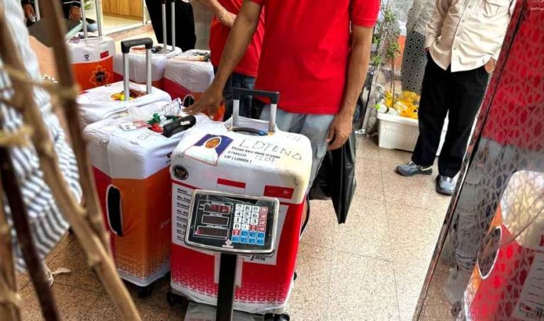 Jelang Pemulangan, Petugas Lakukan Penimbangan Koper Jemaah Haji di Madinah