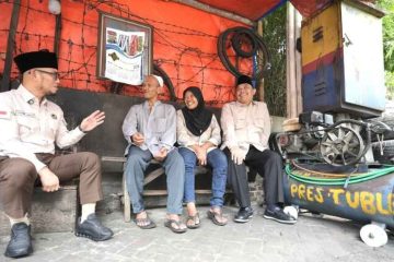 12 Berjuang Demi Berangkat Haji, Wamenhaj Dahnil Anzar Kunjungi Haji Sulaji