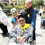 Pengabdian Zamroni, Murid Pendorong Kursi Roda Gurunya di Tanah Suci