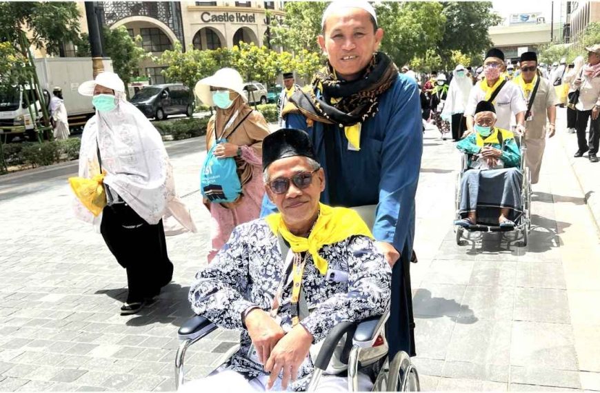 Pengabdian Zamroni, Murid Pendorong Kursi Roda Gurunya di Tanah Suci