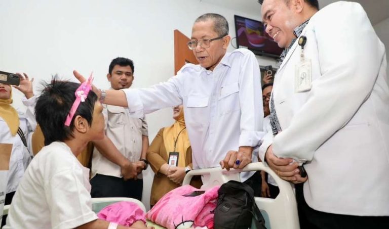Air Mata Amsakar Luruh Saat Menjenguk Bocah Korban Kekerasan, Janji Masa Depan Tak Boleh Terputus