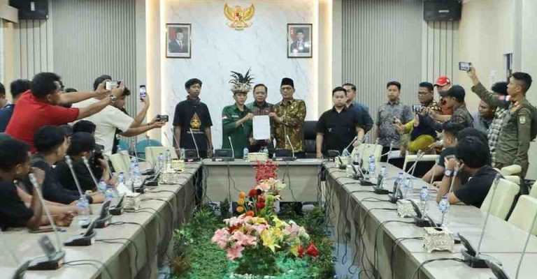 Ketua DPRD Batam Terima Aspirasi Mahasiswa, Janji Kawal Tuntutan Soal Lingkungan dan Krisis Air