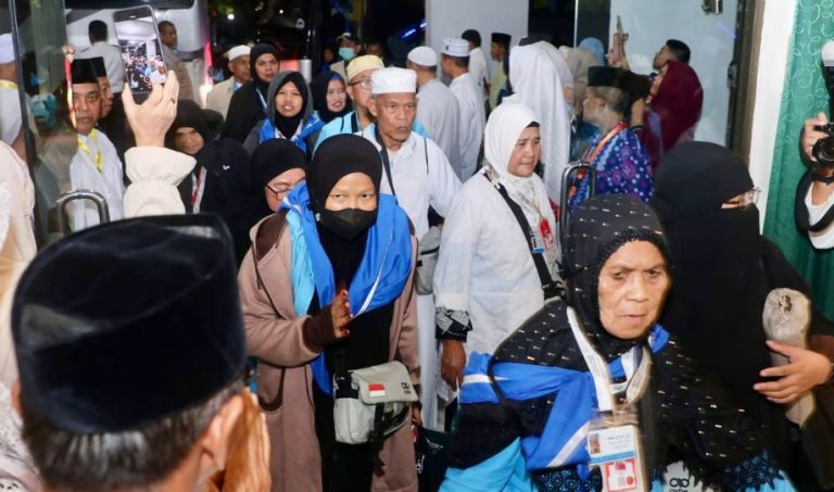 Jemaah Haji Kloter 1 Debarkasi Batam Tiba di Tanah Air