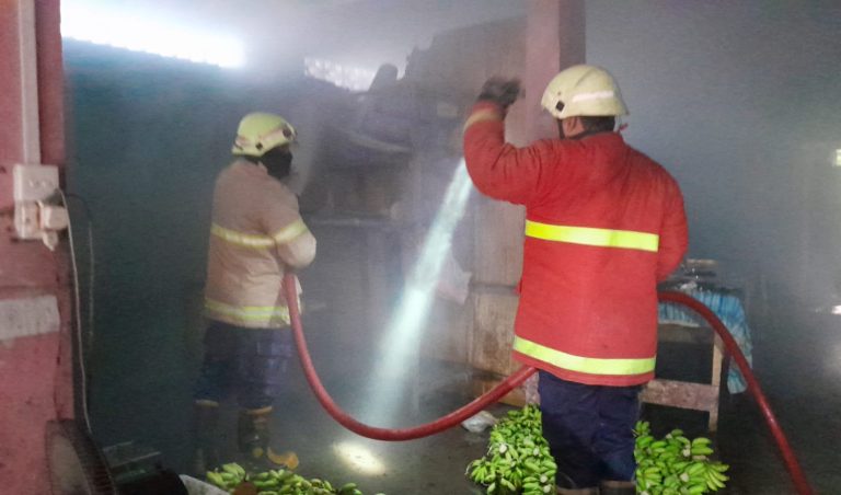 Diduga Gas Setrika Uap Bocor, Warung Laundry di Tanjunguban Terbakar