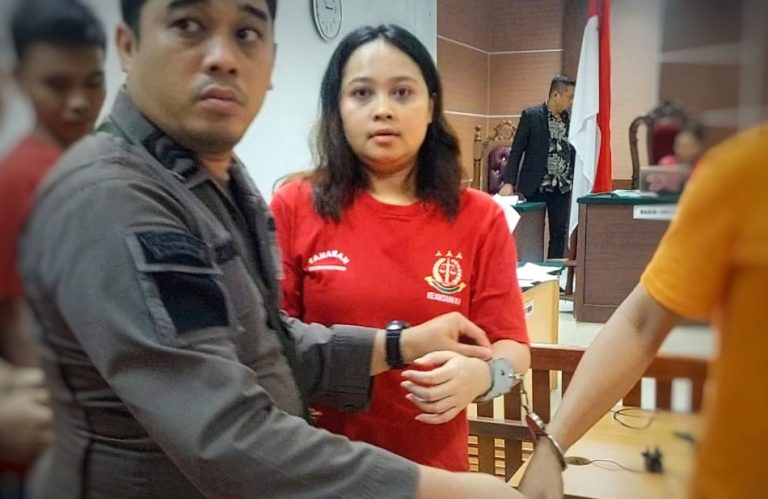 Hakim Ingatkan Terdakwa Penggelapan Mobil Rental Caroline soal Hak Pers