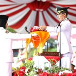 Amsakar Menangis Saat Paskibraka Mengambil Bendera Merah Putih dari Tangannya