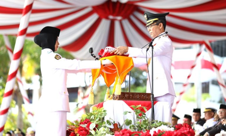 Amsakar Menangis Saat Paskibraka Mengambil Bendera Merah Putih dari Tangannya