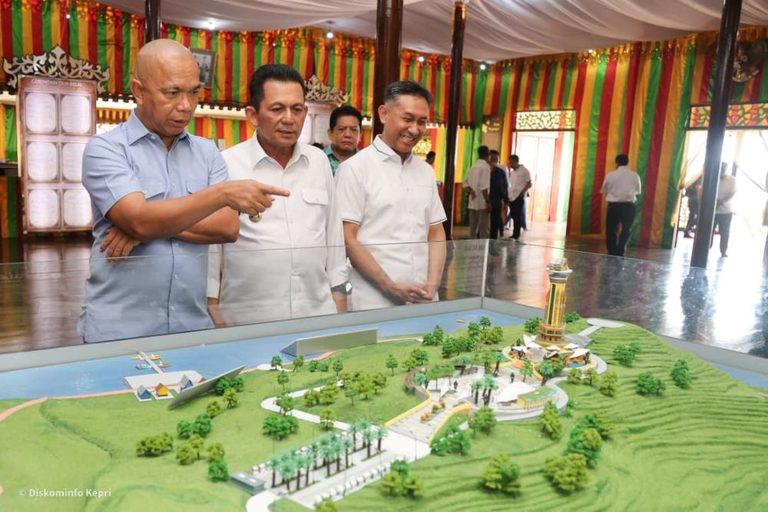 Gubernur Ansar Dampingi JAM-Intel Kejagung Jelajahi Sejarah Pulau Penyengat