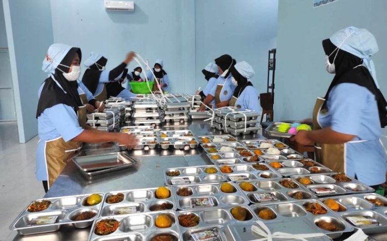 690 Siswa SMKN 6 Semarang Diduga Keracunan Usai Santap Menu Makan Bergizi Gratis