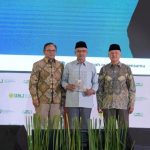 Ketua Dewan Pers Anugerahi Haedar Nashir Kartu Wartawan Utama