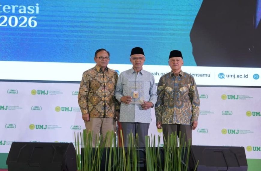 Ketua Dewan Pers Anugerahi Haedar Nashir Kartu Wartawan Utama
