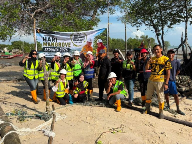 Peringati Hari Mangrove Sedunia, PT Karimun Granite Tanam 100 Bibit Mangrove Bersama Warga Teluk Setimbul