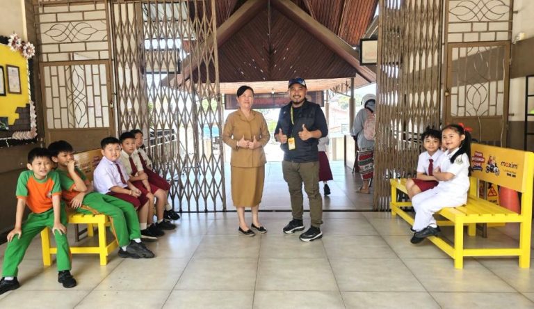 Maxim Salurkan Kursi Tunggu Gratis ke Tiga Sekolah di Karimun