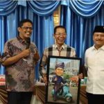 Pimpinan DPRD Kota Batam Hadiri Doa Syukuran Milad ke-58 Wali Kota Amsakar Achmad, Serahkan Cinderamata Karikatur