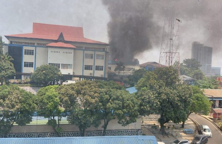 Api Muncul di Area Panel Surya Atap Kantor Bea Cukai Batam