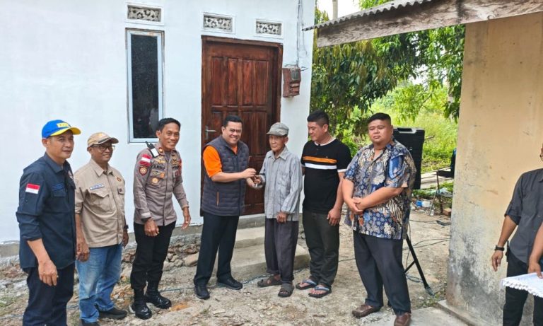 Enam Kali PWI Bintan Bedah Rumah: Kali Ini Rumah Apek Kim Leng di Desa Sebong Lagoi