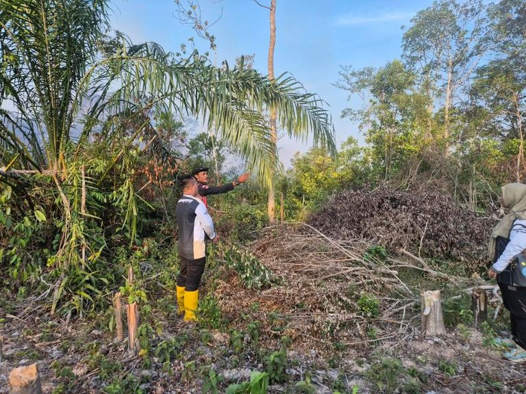 Bupati Lingga M. Nizar Turun Langsung Padamkan Karhutla di Sungai Besar