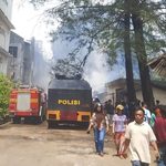Tiga Ruko Gudang Besi Tua dan Oli Bekas di Jodoh Batam Hangus Terbakar