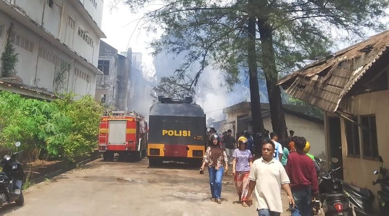 Tiga Ruko Gudang Besi Tua dan Oli Bekas di Jodoh Batam Hangus Terbakar