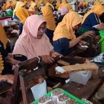 Usaha Rokok Rakyat Jadi Sumber Penghidupan Ribuan Pekerja Desa di Madura
