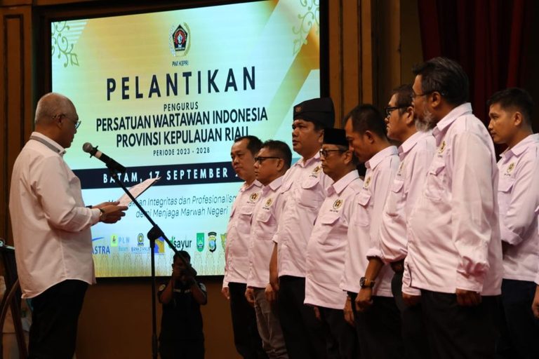 Lantik Pengurus PWI Kepri, Cak Munir Ingatkan Spirit ‘DNA Pejuang’ Wartawan
