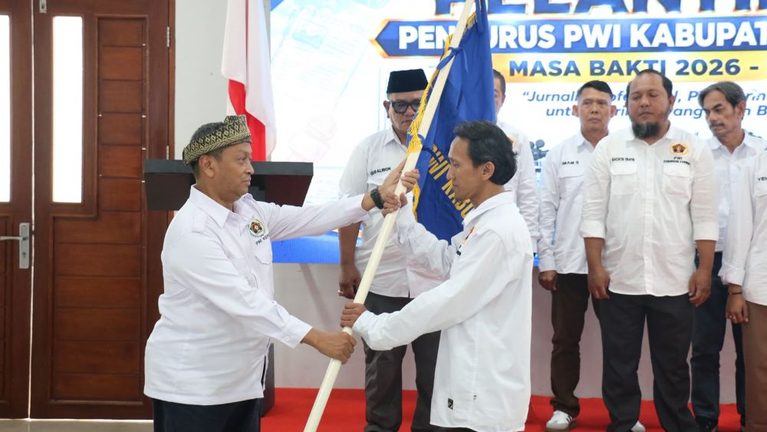 Bupati Iskandarsyah Ucapkan Selamat kepada Pengurus PWI Karimun, Pesan Tetap Suarakan Kebenaran