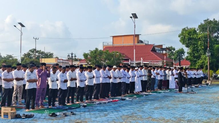 Hadapi Kabut Asap dan Kekeringan, Pemkab Lingga Gelar Sholat Taubat dan Istighosah.