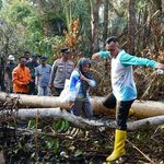 Bupati Nizar Tinjau Langsung Perkembangan Pemadaman Karhutla di Desa Kudung