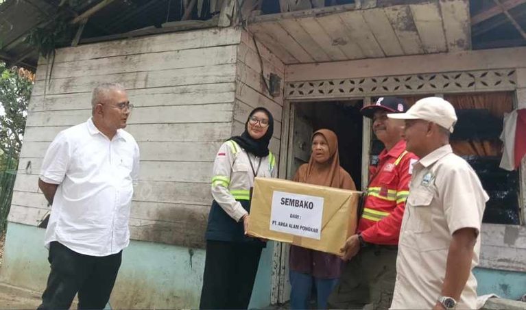 PT AAP Salurkan 25 Paket Sembako untuk Warga Kurang Mampu dan Janda Lansia di Pongkar