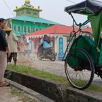 Kisah Aipda Ropianto Perbaiki Jalan Belakang Padang Pakai Uang Pribadi