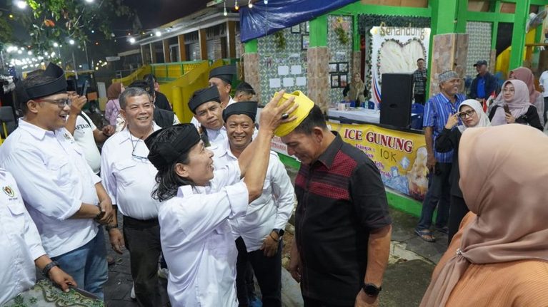 PWI Kepri Hadiahi Gubernur Ansar Ahmad Tanjak Istimewa